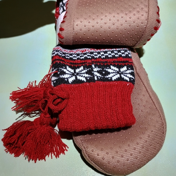 Muk Luks Red and Black Reindeer Slipper Socks - Picture 6 of 6